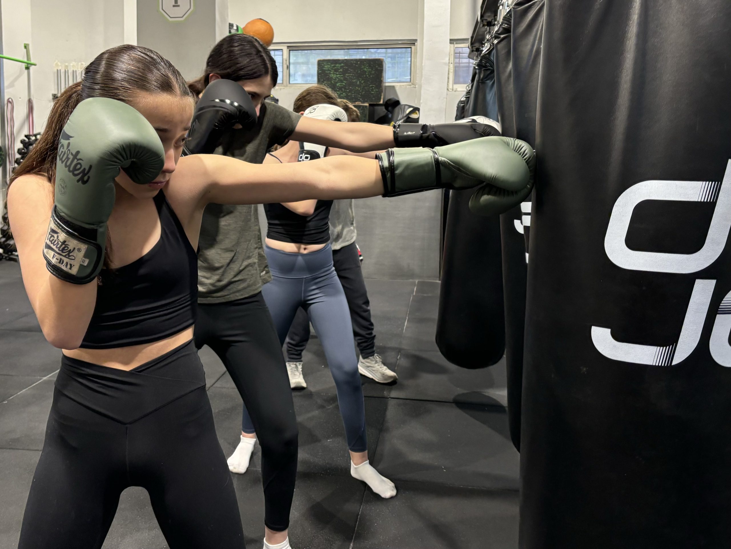 קבוצת dojo girls באימון אומנויות לחימה וכושר בדוג׳ו תל אביב